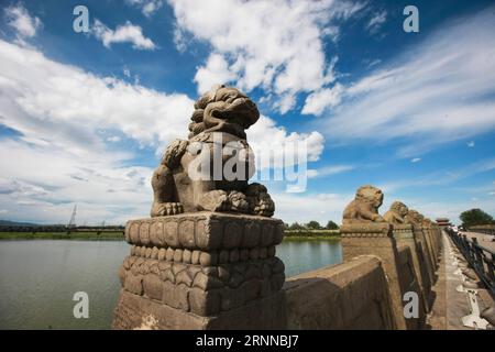 (170706) -- PECHINO, 6 luglio 2017 () -- foto scattata il 12 giugno 2015 mostra leoni di pietra sul ponte Lugou a Pechino, capitale della Cina. La Cina è stata la prima nazione a combattere contro le forze fasciste. La lotta iniziò il 18 settembre 1931, quando le truppe giapponesi iniziarono la loro invasione della Cina nordorientale. Si intensificò quando iniziò l'invasione su vasta scala del Giappone dopo che un punto di accesso cruciale a Pechino, il ponte Lugou, noto anche come ponte Marco Polo, fu attaccato dalle truppe giapponesi il 7 luglio 1937. () (mcg) CINA-PECHINO- 7 LUGLIO INCIDENTE -80° ANNIVERSARIO (CN) xinhua PUBLICATIONxNOTxINxCHN Pechino luglio Foto Stock