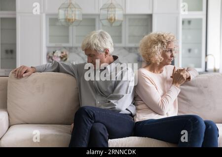 Silenzioso ignorando la coppia in pensione anziana che ha problemi di relazione Foto Stock