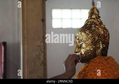 (170708) -- BANGKOK, 8 luglio 2017 -- Un adoratore applica un foglio d'oro a una statua di Buddha in un tempio a Bangkok, in Thailandia, l'8 luglio 2017. I buddisti thailandesi di tutto il paese sono pronti a celebrare il giorno della Quaresima buddista, o Khao Phansa . Khao Phansa è un periodo di tre mesi che inizia il primo giorno dopo la luna piena dell'ottavo mese lunare, che cade il 9 luglio di quest'anno. Durante questo periodo, i monaci buddisti soggiornano in un luogo, di solito in un monastero o in un tempio, e si impegnano in meditazione e preghiera. ) (Jmmn) THAILANDIA-BANGKOK-BUDDHISTA PRESTÒ IL CULTO RachenxSageamsak PUBLICATIONxNOTxI Foto Stock