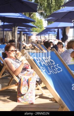 (170709) -- PARIGI, 9 luglio 2017 -- la gente riposa a Paris Plage sulle rive della Senna a Parigi, in Francia, 8 luglio 2017. ) (gj) FRANCE-PARIS-PLAGE AnxDong PUBLICATIONxNOTxINxCHN Parigi 9 luglio 2017 le celebrità riposano SU Paris Plage SULLE rive del fiume HIS a Parigi Francia 8 luglio 2017 GJ France Paris Plage PUBLICATIONxNOTxINxCHN Foto Stock