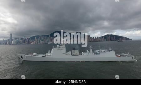 (170709) -- PECHINO, 9 luglio 2017 -- il cacciatorpediniere cinese Jinan naviga verso il molo di Stonecutters Island nella regione amministrativa speciale di Hong Kong, Cina meridionale, 7 luglio 2017. La Destroyer Jinan faceva parte di una flottiglia che includeva la prima portaerei cinese Liaoning , arrivata ad Hong Kong per una visita venerdì. SCELTE SETTIMANALI DI XINHUA FOTO ZengxTao PUBLICATIONxNOTxINxCHN Pechino 9 luglio 2017 il cacciatore cinese Jinan NAVIGA verso il molo delle taglierine di pietra Islanda a Hong Kong regione amministrativa speciale Cina meridionale 7 luglio 2017 Distruttore Jinan quale parte di una flottiglia che include la prima A della Cina Foto Stock