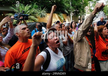 (170709) -- CARACAS, 9 luglio 2017 -- la gente si riunisce fuori dalla casa del leader dell'opposizione Leopoldo Lopez dopo che gli è stato concesso gli arresti domiciliari per problemi di salute , a Caracas, capitale del Venezuela, 8 luglio 2017. Il leader dell'opposizione venezuelano Leopoldo Lopez, incarcerato, è stato autorizzato a scontare il resto della sua pena detentiva di quasi 14 anni agli arresti domiciliari, ha dichiarato sabato la Corte Suprema di giustizia. Boris Vergara) (gj) VENEZUELA-CARACAS-LEOPOLDO LOPEZ e BorisxVergara PUBLICATIONxNOTxINxCHN Caracas 9 luglio 2017 le celebrità si riuniscono al di fuori della casa del leader dell'opposizione Leopoldo Lopez dopo che ciò che ha concesso Foto Stock