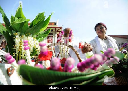 (170709) -- BANGKOK, 9 luglio 2017 -- i fedeli si preparano ad offrire fiori ai monaci come mezzo di merito nel giorno della Quaresima buddista di fronte al tempio di Wat Ratchabophit a Bangkok, Thailandia, 9 luglio 2017. I buddisti in tutta la Thailandia hanno celebrato il giorno della Quaresima buddista, o Khao Phansa, la domenica. Khao Phansa segna l'inizio di un periodo di tre mesi in cui i monaci buddisti soggiornano in un luogo, di solito in un monastero o in un tempio, e si impegnano nella meditazione e nella preghiera. ) (rh) TAILANDIA-BANGKOK-BUDDHIST LENT-CELEBRATION RachenxSageamsak PUBLICATIONxNOTxINxCHN Foto Stock