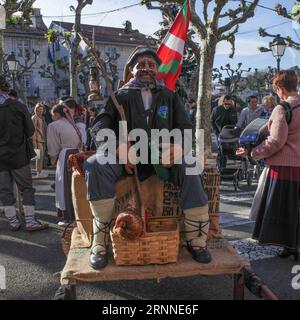 Saint Jean de Luz, Francia - 24 dicembre 2022: Olentzero, il Babbo Natale basco, sfilato per le strade la vigilia di Natale Foto Stock