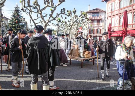 Saint Jean de Luz, Francia - 24 dicembre 2022: Olentzero, il Babbo Natale basco, sfilato per le strade la vigilia di Natale Foto Stock