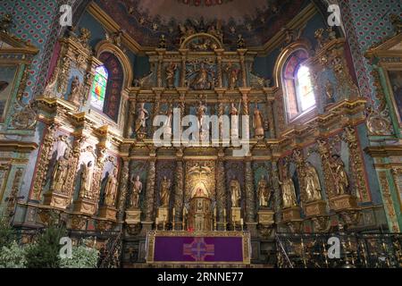 Saint Jean de Luz, Francia - 24 dicembre 2022: Interno di St Chiesa di Giovanni Battista (Eglise Saint-Jean-Baptiste) Foto Stock