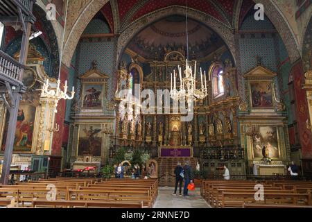 Saint Jean de Luz, Francia - 24 dicembre 2022: Interno di St Chiesa di Giovanni Battista (Eglise Saint-Jean-Baptiste) Foto Stock