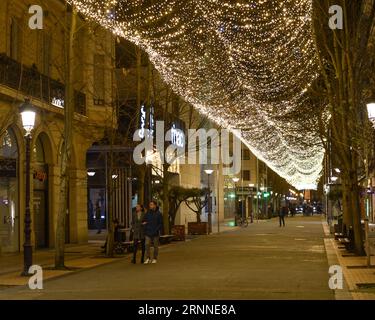 San Sebastián, Spagna - 12 dicembre 2022: Illuminazioni natalizie a Donostia Foto Stock