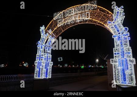 San Sebastián, Spagna - 12 dicembre 2022: Illuminazioni natalizie lungo il fiume Urumea Foto Stock