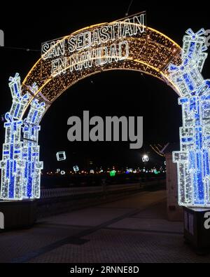 San Sebastián, Spagna - 12 dicembre 2022: Illuminazioni natalizie lungo il fiume Urumea Foto Stock