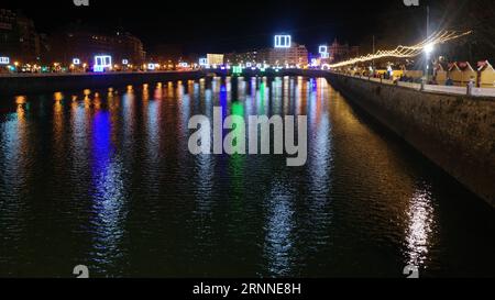 San Sebastián, Spagna - 12 dicembre 2022: Illuminazioni natalizie lungo il fiume Urumea Foto Stock