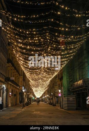 San Sebastián, Spagna - 12 dicembre 2022: Illuminazioni natalizie a Donostia Foto Stock