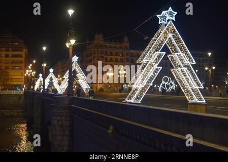 San Sebastián, Spagna - 12 dicembre 2022: Illuminazioni natalizie lungo il fiume Urumea Foto Stock