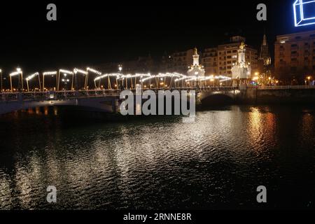 San Sebastián, Spagna - 12 dicembre 2022: Illuminazioni natalizie lungo il fiume Urumea Foto Stock