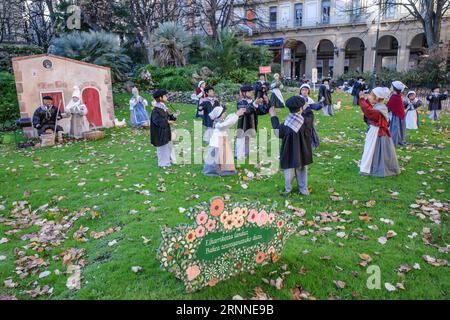 San Sebastián, Spagna - 12 dicembre 2022: Statue raffiguranti le tradizionali scene di Natale basco a Donosti Foto Stock