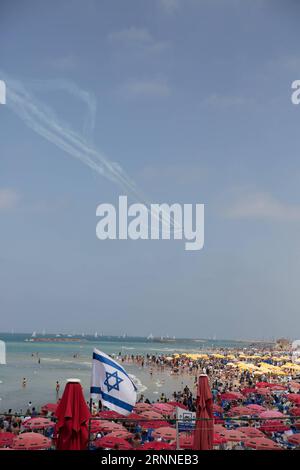 (170710) -- GERUSALEMME, 10 luglio 2017 -- la gente visita la spiaggia di Tel Aviv, Israele, il 2 maggio 2017. Secondo l'Ufficio centrale di statistica israeliano, 1,74 milioni di iscritti turistici sono stati registrati da gennaio a giugno 2017, in aumento del 26% rispetto allo stesso periodo dello scorso anno. )(whw) ISRAELE-NUMERO TURISTICO-AUMENTO GuoxYu PUBLICATIONxNOTxINxCHN Gerusalemme 10 luglio 2017 celebrità visitano la spiaggia a Tel Aviv Israele IL 2 maggio 2017 secondo l'Ufficio centrale di statistica israeliano 1 74 milioni di voci turistiche sono state registrate da gennaio a giugno 2017 in aumento del 26% nello stesso periodo anno di carico whw Israel To Foto Stock