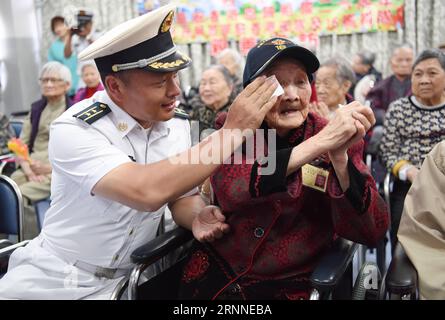 (170710) - HONG KONG, 10 luglio 2017 - un ufficiale della portaerei cinese Liaoning salvietta lacrime per una donna di 110 anni durante la sua visita al ho Leung Kit Ting Care and Attention Home of Asia Women S League Limited a Hong Kong, Cina meridionale, 10 luglio 2017. Circa 60 soldati e ufficiali della portaerei Liaoning hanno visitato gli anziani della casa di cura e attenzione lunedì. ) (Zkr) CHINA-HONG KONG-AIRCRAFT CARRIER LIAONING-ELDER-VISIT(CN) WangxShen PUBLICATIONxNOTxINxCHN Hong Kong 10 luglio 2017 a Officer of China S Aircraft Carrier Liaoning Wipes Tears for a 110 Year Old Woman duri Foto Stock