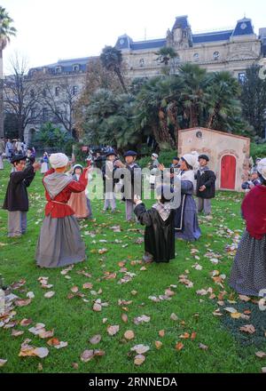 San Sebastián, Spagna - 12 dicembre 2022: Statue raffiguranti le tradizionali scene di Natale basco a Donosti Foto Stock