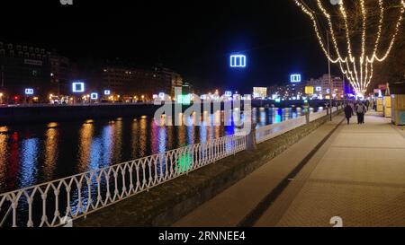 San Sebastián, Spagna - 12 dicembre 2022: Illuminazioni natalizie lungo il fiume Urumea Foto Stock