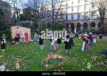 San Sebastián, Spagna - 12 dicembre 2022: Statue raffiguranti le tradizionali scene di Natale basco a Donosti Foto Stock