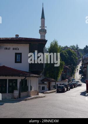 Ristorante Inat Kuca con minareto e strada ripida dietro nella città di Sarajevo, Bosnia ed Erzegovina, 2 settembre 2023 Foto Stock