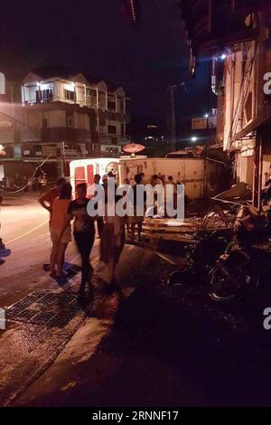 (170711) -- PHUKET, 11 luglio 2017 () -- foto scattata dal cellulare il 10 luglio 2017 mostra il luogo dell'incidente dell'autobus a Patong, Phuket, Thailandia. Due turisti cinesi sono rimasti uccisi e altri 24 feriti dopo che un autobus che trasportava 32 turisti cinesi si è rovesciato nell'isola di Phuket in Thailandia lunedì, secondo l'ufficio consolare cinese a Phuket. ()(whw) THAILANDIA-PHUKET-AUTOBUS INCIDENTE Xinhua PUBLICATIONxNOTxINxCHN Phuket 11 luglio 2017 la foto scattata da cellulare IL 10 luglio 2017 mostra il sito dell'incidente dell'autobus a Patong Phuket, paese tailandese, due turisti cinesi sono rimasti UCCISI e altri 24 feriti dopo un autobus che ne trasportava 3 Foto Stock