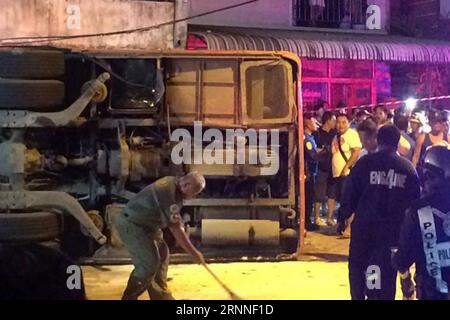 (170711) -- PHUKET, 11 luglio 2017 () -- foto scattata dal cellulare il 10 luglio 2017 mostra il luogo dell'incidente dell'autobus a Patong, Phuket, Thailandia. Due turisti cinesi sono rimasti uccisi e altri 24 feriti dopo che un autobus che trasportava 32 turisti cinesi si è rovesciato nell'isola di Phuket in Thailandia lunedì, secondo l'ufficio consolare cinese a Phuket. ()(whw) THAILANDIA-PHUKET-AUTOBUS INCIDENTE Xinhua PUBLICATIONxNOTxINxCHN Phuket 11 luglio 2017 la foto scattata da cellulare IL 10 luglio 2017 mostra il sito dell'incidente dell'autobus a Patong Phuket, paese tailandese, due turisti cinesi sono rimasti UCCISI e altri 24 feriti dopo un autobus che ne trasportava 3 Foto Stock