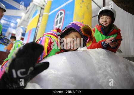 (170711) -- SHIJIAZHUANG, 11 luglio 2017 --i bambini giocano al Four Seasons Skiing Park nella città di Shijiazhuang, capitale della provincia di Hebei nel nord della Cina, 11 luglio 2017. ) (lxx) CHINA-SUMMER LEISURE(CN) ZhanxXincheng PUBLICATIONxNOTxINxCHN Shijiazhuang 11 luglio 2017 i bambini giocano AL Four Seasons Skiing Park nella città di Shijiazhuang capitale della provincia di Hebei 11 luglio 2017 China Summer Leisure CN PUBLICATIONxNOTxINxCHN Foto Stock