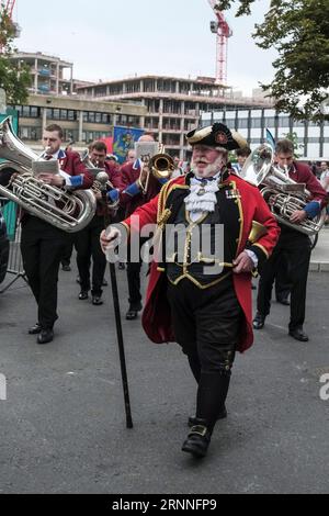 Gloucester, Glos, Regno Unito. 2 settembre 2023. Ogni anno la gente di Gloucester eleggeva un sindaco aggiuntivo ma finto per celebrare il contributo di un cittadino alla città. Quest'anno Jon Eeles è sindaco per premiare il suo contributo alla storia locale. Chiamato il Mock Mayor di Barton, il cittadino onorato è leggero e spensierato in giro per la città prima di essere installato davanti al vero sindaco e Sherriff. Il Town Cryer Alan Myatt organizzò l'evento. Crediti: JMF News/Alamy Live News Foto Stock