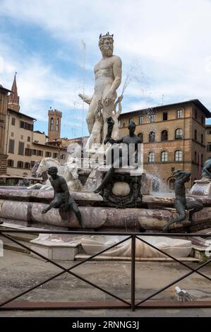 Un dio romano del XVI secolo, Nettuno, montato su una carrozza a conchiglia trainata da cavalli a base di una fontana ottagonale in Piazza dei signori Foto Stock