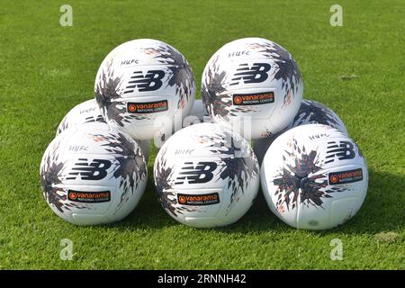 Nuove palline "New Balance" utilizzate durante la partita della Vanarama National League tra Hartlepool United e Wealdstone al Victoria Park, Hartlepool, sabato 2 settembre 2023. (Foto: Scott Llewellyn | mi News) crediti: MI News & Sport /Alamy Live News Foto Stock