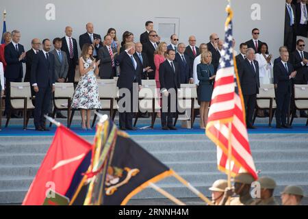 (170714) -- PARIGI, 14 luglio 2017 -- il presidente degli Stati Uniti Donald Trump (3rd L) e il presidente francese Emmanuel Macron (4th L) assistono alla parata militare annuale del giorno della Bastiglia in Piazza della Concorde a Parigi, in Francia, il 14 luglio 2017. )(whw) FRANCE-PARIS-BASTILLE DAY-PARADE JackxChan PUBLICATIONxNOTxINxCHN 170714 Parigi 14 luglio 2017 il presidente degli Stati Uniti Donald Trump 3rd l e il presidente francese Emmanuel Macron 4th l Guarda la parata militare annuale del giorno della Bastiglia SULLA piazza della Concorde a Parigi Francia IL 14 luglio 2017 whw France Paris Bastille Day Parade PUBLICATIONTxINxCHN Foto Stock