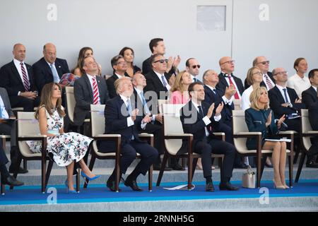 (170714) -- PARIGI, 14 luglio 2017 -- il presidente degli Stati Uniti Donald Trump (2nd L) e il presidente francese Emmanuel Macron (3rd L) assistono all'annuale parata militare del giorno della Bastiglia in Piazza della Concorde a Parigi, in Francia, il 14 luglio 2017. )(whw) FRANCE-PARIS-BASTILLE DAY-PARADE JackxChan PUBLICATIONxNOTxINxCHN 170714 Parigi 14 luglio 2017 il presidente degli Stati Uniti Donald Trump 2nd l e il presidente francese Emmanuel Macron 3rd l Guarda la parata militare annuale del giorno della Bastiglia SULLA piazza della Concorde a Parigi Francia IL 14 luglio 2017 whw France Paris Bastille Day Parade PUBLICATIONTxINxCHN Foto Stock