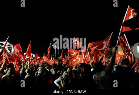 (170716) -- ANKARA, 16 luglio 2017 -- la gente partecipa a una manifestazione davanti al parlamento turco per celebrare il primo anniversario di sventamento del fallito tentativo di colpo di stato ad Ankara, capitale della Turchia, 15 luglio 2017. ) (gj) TURCHIA-ANKARA-RALLY QinxYanyang PUBLICATIONxNOTxINxCHN 170716 Ankara 16 luglio 2017 celebrità partecipano a un raduno davanti al Parlamento turco per celebrare il primo anniversario di sventamento del fallito tentativo di colpo di stato ad Ankara capitale della Turchia 15 luglio 2017 GJ Turchia Ankara Rally PUBLICATIONXNOTxINxCHN Foto Stock