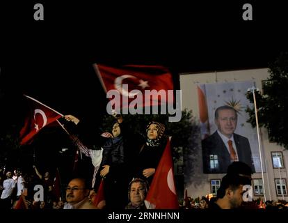 (170716) -- ANKARA, 16 luglio 2017 -- la gente partecipa a una manifestazione davanti al parlamento turco per celebrare il primo anniversario di sventamento del fallito tentativo di colpo di stato ad Ankara, capitale della Turchia, 15 luglio 2017. ) (gj) TURCHIA-ANKARA-RALLY QinxYanyang PUBLICATIONxNOTxINxCHN 170716 Ankara 16 luglio 2017 celebrità partecipano a un raduno davanti al Parlamento turco per celebrare il primo anniversario di sventamento del fallito tentativo di colpo di stato ad Ankara capitale della Turchia 15 luglio 2017 GJ Turchia Ankara Rally PUBLICATIONXNOTxINxCHN Foto Stock