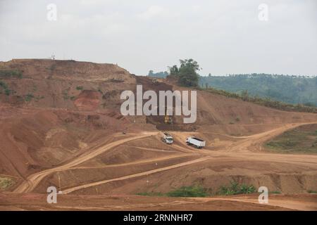 (170716) -- WALINI, 16 luglio 2017 -- foto scattata il 15 luglio 2017 mostra il cantiere del progetto Walini della ferrovia ad alta velocità (HSR) che collega la capitale indonesiana Giacarta a Bandung. Il progetto di tunnel Walini della ferrovia ad alta velocità (HSR) che collega la capitale indonesiana Giacarta a Bandung è stato lanciato qui sabato. ) (gj) INDONESIA-WALINI-TUNNEL FERROVIARIO AD ALTA VELOCITÀ DuxYu PUBLICATIONxNOTxINxCHN 170716 luglio 16 2017 la foto scattata IL 15 luglio 2017 mostra il cantiere del progetto Tunnel della ferrovia ad alta velocità HSR che collega la capitale indonesiana Giacarta a Bandung T. Foto Stock