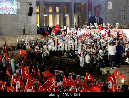 (170716) -- ANKARA, 16 luglio 2017 -- la gente partecipa a una manifestazione davanti al parlamento turco per celebrare il primo anniversario di sventamento del fallito tentativo di colpo di stato ad Ankara, capitale della Turchia, 15 luglio 2017. ) (gj) TURCHIA-ANKARA-RALLY QinxYanyang PUBLICATIONxNOTxINxCHN 170716 Ankara 16 luglio 2017 celebrità partecipano a un raduno davanti al Parlamento turco per celebrare il primo anniversario di sventamento del fallito tentativo di colpo di stato ad Ankara capitale della Turchia 15 luglio 2017 GJ Turchia Ankara Rally PUBLICATIONXNOTxINxCHN Foto Stock