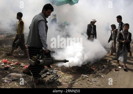 (170717) -- SANAA, 17 luglio 2017 -- Un uomo spruzza pesticidi anti-colera durante una campagna di epidemia anti-colera a Sanaa, Yemen, il 16 luglio 2017. Domenica è stata lanciata una campagna anti-colera nel tentativo di limitare la diffusione dell'epidemia che è diventata una catastrofe enorme che ha minacciato milioni di yemeniti. (Jmmn) YEMEN-SANAA-COLERA MohammedxMohammed PUBLICATIONxNOTxINxCHN Sanaa 17 luglio 2017 un uomo spruzza anticolera pesticida durante la campagna anti colera Outbreak a Sanaa Yemen IL 16 luglio 2017 a Anti Colera Outbreak campagna che ha lanciato domenica in per tentare a li Foto Stock