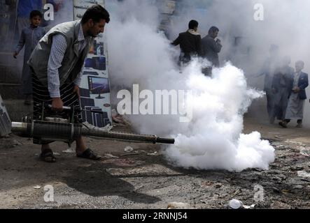 (170717) -- SANAA, 17 luglio 2017 -- Un uomo spruzza pesticidi anti-colera durante una campagna di epidemia anti-colera a Sanaa, Yemen, il 16 luglio 2017. Domenica è stata lanciata una campagna anti-colera nel tentativo di limitare la diffusione dell'epidemia che è diventata una catastrofe enorme che ha minacciato milioni di yemeniti. (Jmmn) YEMEN-SANAA-COLERA MohammedxMohammed PUBLICATIONxNOTxINxCHN Sanaa 17 luglio 2017 un uomo spruzza anticolera pesticida durante la campagna anti colera Outbreak a Sanaa Yemen IL 16 luglio 2017 a Anti Colera Outbreak campagna che ha lanciato domenica in per tentare a li Foto Stock