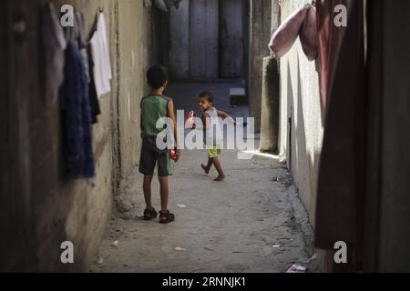 (170717) -- GAZA, 17 luglio 2017 -- i bambini palestinesi giocano al campo profughi di al-Shatt nella città di Gaza, il 17 luglio 2017. Le condizioni di vita per due milioni di persone qui si stanno deteriorando ulteriormente e più velocemente rispetto alla previsione fatta nel 2012 secondo cui Gaza sarebbe diventata irvivibile entro il 2020, come ha recentemente scoperto un nuovo rapporto delle Nazioni Unite. ) MIDEAST-GAZA-un-REPORT- UNVIVIABLE -DETERIORATE-FURTHER AND FASTER WissamxNassar PUBLICATIONxNOTxINxCHN Gaza 17 luglio 2017 i bambini PALESTINESI giocano AL campo profughi al Shatt a Gaza City IL 17 luglio 2017 le condizioni di vita per due milioni di celebrità qui sono deteri Foto Stock