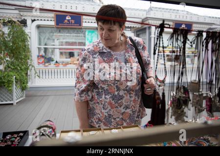 (170718) -- MOSCA, 18 luglio 2017 -- Una donna visita una fiera del tempio cinese a Mosca, in Russia, 17 luglio 2017. La fiera del tempio cinese di 4 giorni ha aperto qui il 15 luglio.) (gj) RUSSIA-MOSCA-CINA-TEMPLE FAIR BaixXueqi PUBLICATIONxNOTxINxCHN Mosca 18 luglio 2017 una donna visita una Fiera del Tempio Cinese a Mosca in Russia 17 luglio 2017 la Fiera del Tempio Cinese di 4 giorni è stata aperta qui IL 15 luglio GJ Russia Moscow China Temple Fair BaixXueqi PUBLICATIONxNOTxINxCHN Foto Stock