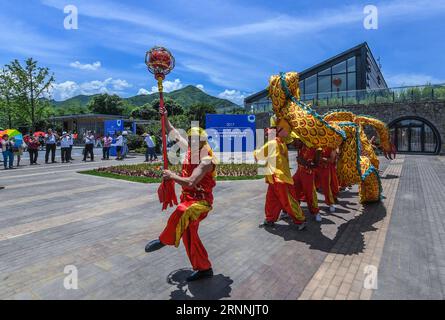 (170718) -- ANJI, 18 luglio 2017 -- gli abitanti del villaggio si esibiscono con la danza del drago per salutare gli ospiti in visita a Zhangwu Township della contea di Anji, nella provincia di Zhejiang della Cina orientale, 18 luglio 2017. Dozzine di esperti del turismo che hanno partecipato a un convegno internazionale sul turismo rurale hanno visitato la città di Zhangwu martedì. Circa 400 esperti provenienti da oltre 10 paesi e regioni hanno partecipato alla convention turistica di Anji lunedì e martedì. ) (mcg) CHINA-ZHEJIANG-ANJI-TOURISM (CN) XuxYu PUBLICATIONxNOTxINxCHN Anji 18 luglio 2017 gli abitanti locali eseguono la danza del drago per salutare gli ospiti in visita nella città di Zhangwu di Anji Cou Foto Stock