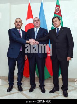 (170719)--BAKU, 19 luglio 2017--il ministro degli Esteri azero Elmar Mammadyarov (C), FM turco Mevlut Cavusoglu (L) e FM Rashid Meredov (R) del Turkmenistan stringono la mano prima della quarta riunione trilaterale dei ministri degli Esteri dell'Azerbaigian, del Turkmenistan e della Turchia a Baku, Azerbaigian, 19 luglio 2017.) RIUNIONE AZERBAIGIAN-BAKU-TRILATERALE FM TofikxBabayev PUBLICATIONxNOTxINxCHN Baku 19 luglio 2017 i ministri degli Esteri azeri Elmar Mammadyarov C Turkish FM Mevlut Cavusoglu l e FM Rashid Meredov r Shake Hands prima della quarta riunione trilaterale del ministro degli Esteri di Azerb Foto Stock