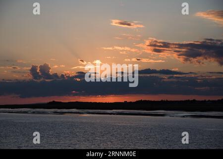 Tramonto sulla baia di Cobequid, l'insenatura della baia di Fundy e la parte più orientale del bacino di Minas, situato nella provincia canadese della nuova Scozia Foto Stock