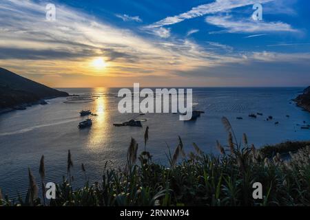 (170721) -- WENZHOU, 21 luglio 2017 -- foto scattata il 20 luglio 2017 mostra il tramonto nelle isole Nanji nella provincia dello Zhejiang nella Cina orientale. L'arcipelago, una delle cinque prime riserve naturali marine della Cina, famoso anche per il suo paesaggio paradisiaco, è nella sua stagione turistica. (clq) CHINA-ZHEJIANG-WENZHOU-NANJI ISLANDS-SCENOGRAFIA XuxYu PUBLICATIONxNOTxINxCHN Wenzhou 21 luglio 2017 foto scattata IL 20 luglio 2017 mostra lo scenario del sole sulle isole NANJI nella provincia dello Zhejiang nella Cina orientale l'Arcipelago una delle cinque riserve naturali della Marina cinese, famosa per il suo paesaggio celeste, È nel suo Tour Foto Stock