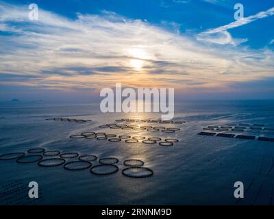 (170721) -- WENZHOU, 21 luglio 2017 -- foto scattata il 20 luglio 2017 mostra il tramonto nelle isole Nanji nella provincia dello Zhejiang nella Cina orientale. L'arcipelago, una delle cinque prime riserve naturali marine della Cina, famoso anche per il suo paesaggio paradisiaco, è nella sua stagione turistica. (clq) CHINA-ZHEJIANG-WENZHOU-NANJI ISLANDS-SCENOGRAFIA XuxYu PUBLICATIONxNOTxINxCHN Wenzhou 21 luglio 2017 foto scattata IL 20 luglio 2017 mostra lo scenario del sole sulle isole NANJI nella provincia dello Zhejiang nella Cina orientale l'Arcipelago una delle cinque riserve naturali della Marina cinese, famosa per il suo paesaggio celeste, È nel suo Tour Foto Stock