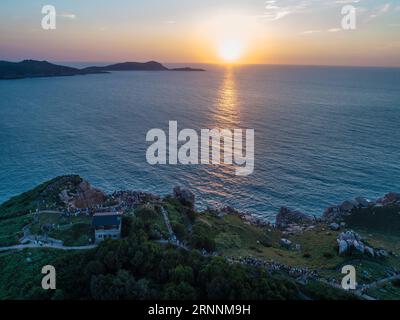 (170721) -- WENZHOU, 21 luglio 2017 -- i turisti si godono un momento di guardare l'alba sulle isole Nanji nella provincia di Zhejiang nella Cina orientale 20 luglio 2017. L'arcipelago, una delle cinque prime riserve naturali marine della Cina, famoso anche per il suo paesaggio paradisiaco, è nella sua stagione turistica. (clq) CHINA-ZHEJIANG-WENZHOU-NANJI ISLANDS-SCENOGRAFIA XuxYu PUBLICATIONxNOTxINxCHN Wenzhou 21 luglio 2017 i turisti si godono un momento di guardare l'alba SULLE isole NANJI nella provincia dello Zhejiang nella Cina orientale 20 luglio 2017 l'Arcipelago una delle cinque riserve naturali della Marina cinese, famosa per il suo paesaggio celeste, È nel suo Tour Foto Stock