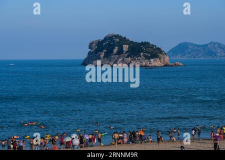 (170721) -- WENZHOU, 21 luglio 2017 -- i turisti godono di un momento nelle isole Nanji nella provincia di Zhejiang nella Cina orientale 20 luglio 2017. L'arcipelago, una delle cinque prime riserve naturali marine della Cina, famoso anche per il suo paesaggio paradisiaco, è nella sua stagione turistica. (clq) CHINA-ZHEJIANG-WENZHOU-NANJI ISLANDS-SCENOGRAFIA XuxYu PUBLICATIONxNOTxINxCHN Wenzhou 21 luglio 2017 i turisti si godono un momento nelle Isole NANJI nella provincia dello Zhejiang nella Cina orientale 20 luglio 2017 l'Arcipelago una delle cinque riserve naturali della Marina della Cina così famosa per il suo paesaggio celeste È nella sua stagione turistica CLQ China Zhejiang Wenz Foto Stock