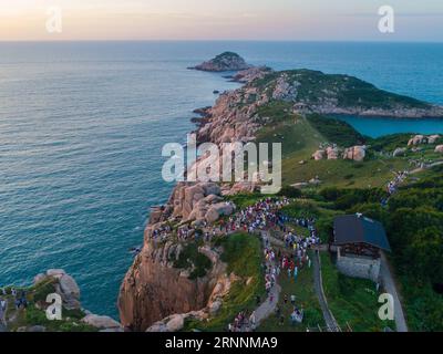 (170721) -- WENZHOU, 21 luglio 2017 -- i turisti aspettano di vedere l'alba nelle isole Nanji nella provincia di Zhejiang nella Cina orientale 20 luglio 2017. L'arcipelago, una delle cinque prime riserve naturali marine della Cina, famoso anche per il suo paesaggio paradisiaco, è nella sua stagione turistica. (clq) CHINA-ZHEJIANG-WENZHOU-NANJI ISLANDS-SCENOGRAFIA XuxYu PUBLICATIONxNOTxINxCHN Wenzhou 21 luglio 2017 i turisti attendono al Lago all'alba nelle Isole NANJI nella provincia dello Zhejiang della Cina orientale 20 luglio 2017 l'Arcipelago una delle cinque riserve naturali della Marina cinese, famosa per il suo paesaggio celeste, È nella sua stagione turistica CLQ Foto Stock