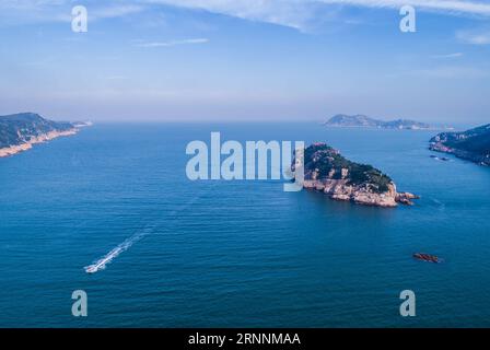 (170721) -- WENZHOU, 21 luglio 2017 -- foto scattata il 20 luglio 2017 mostra il paesaggio delle isole Nanji nella provincia di Zhejiang nella Cina orientale. L'arcipelago, una delle cinque prime riserve naturali marine della Cina, famoso anche per il suo paesaggio paradisiaco, è nella sua stagione turistica. (clq) CHINA-ZHEJIANG-WENZHOU-NANJI ISLANDS-SCENIC XuxYu PUBLICATIONxNOTxINxCHN Wenzhou 21 luglio 2017 la foto scattata IL 20 luglio 2017 mostra il paesaggio nelle Isole NANJI nella provincia dello Zhejiang nella Cina orientale l'Arcipelago una delle cinque riserve naturali della Marina cinese, famosa per il suo paesaggio celeste, È nella sua stagione turistica CLQ C Foto Stock